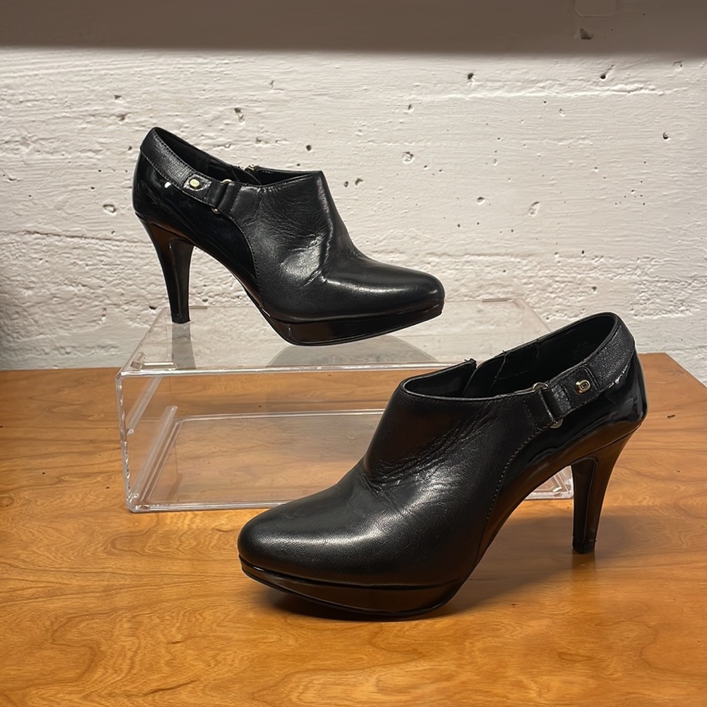 BANDOLINO black leather ankle bootie heels in size 6 1/2
